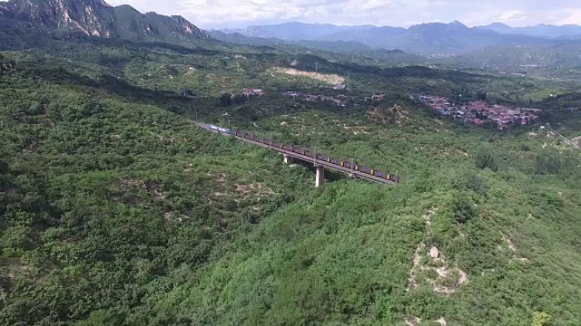 穿越北京山区的货运列车视频下载