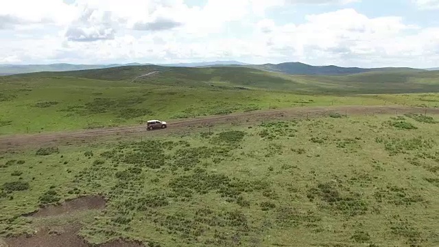 汽车在草原上行驶视频下载