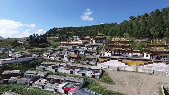 鸟瞰中国西部著名的藏传寺院——郎木寺视频下载