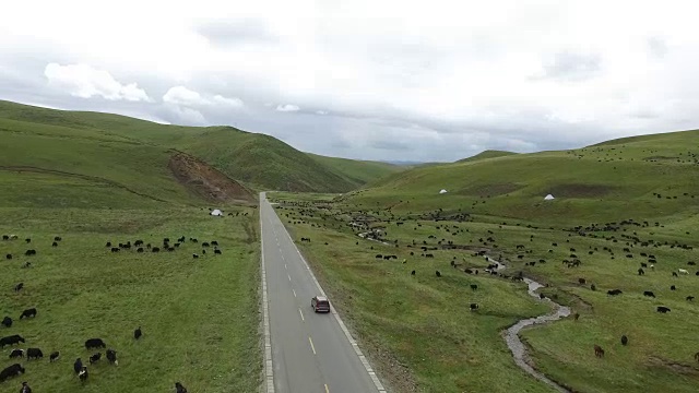 中国西部公路上行驶的SUV视频下载