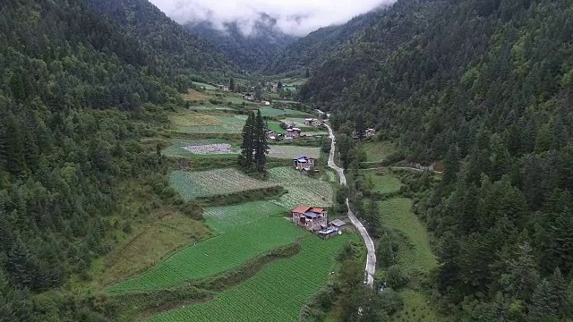 中国西部一个少数民族村庄的鸟瞰图视频下载