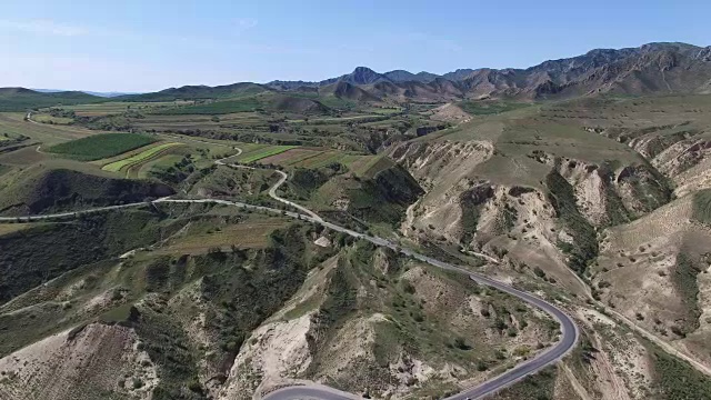 中国山区公路鸟瞰图视频下载