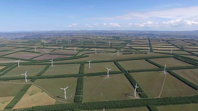 中国的玉米地和风力发电厂视频下载