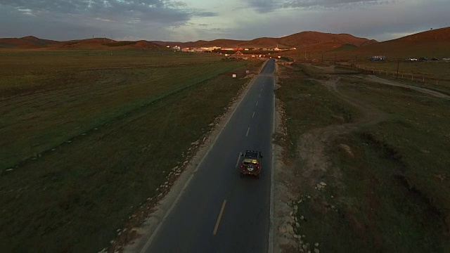 在中国著名的乌兰布通草原上，车辆在路上行驶视频素材