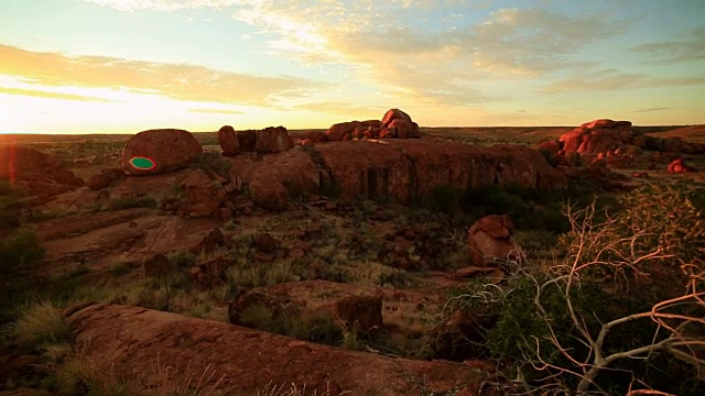 日出时的魔鬼大理石，北领地，澳大利亚视频下载