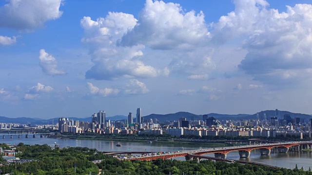拍摄于汉江城大学桥和首尔的城市景观视频下载