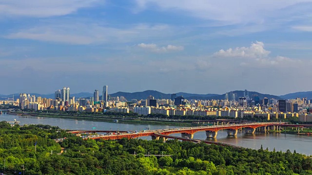 拍摄于汉江城大学桥和首尔的城市景观视频素材