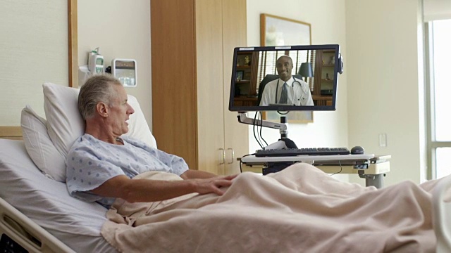 病人在病床上与医生在电脑上视频聊天视频下载