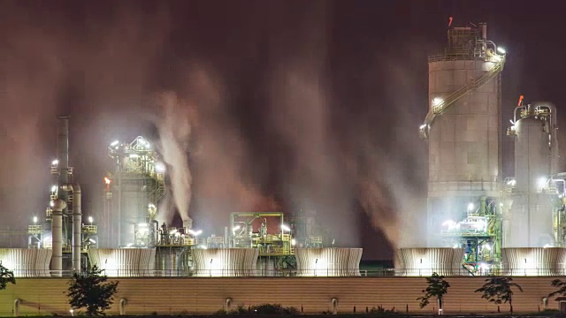 时间流逝:石化工厂的夜景视频素材
