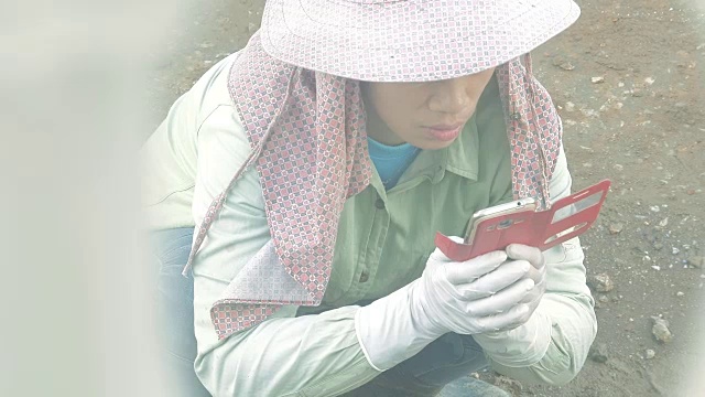 亚洲女性使用智能手机视频素材