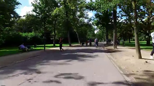 4K POV:在阿姆斯特丹Vondelpark骑自行车视频素材