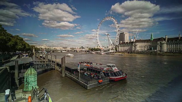 伦敦眼和威斯敏斯特桥上的泰晤士河视频下载