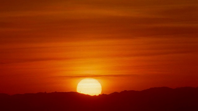 宽镜头时间流逝太阳在山/加州后面的日落视频素材