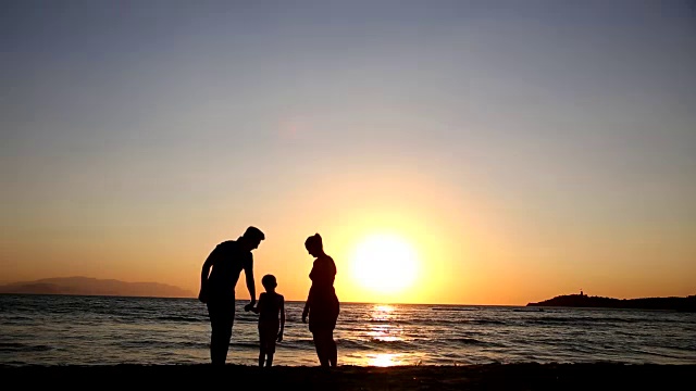 幸福的一家人在海滩上散步视频下载