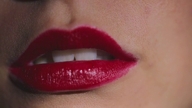 女人咬着嘴唇视频素材