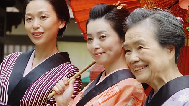 穿着古代服饰的多代日本妇女视频素材