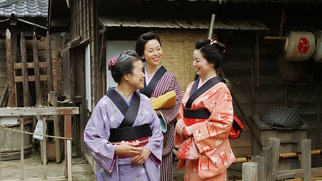日本历史村庄中的日本妇女视频素材