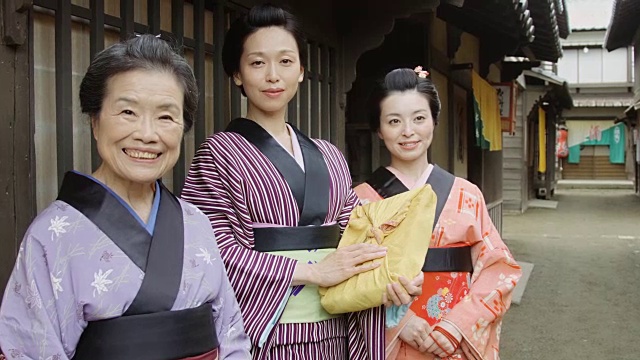 江户历史时期的妇女摆姿势视频素材