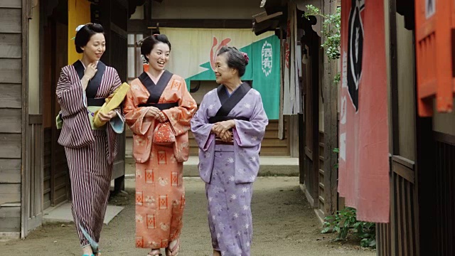 江户时代村落重建中的幸福妇女视频素材