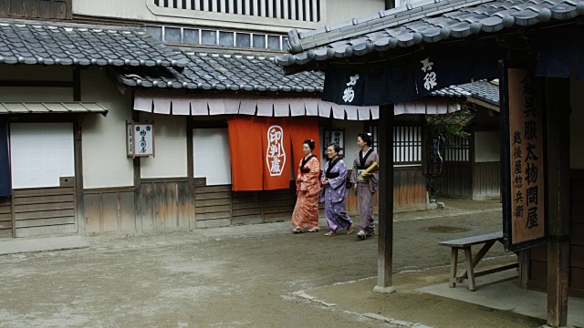 江户时代的妇女在街上行走视频素材