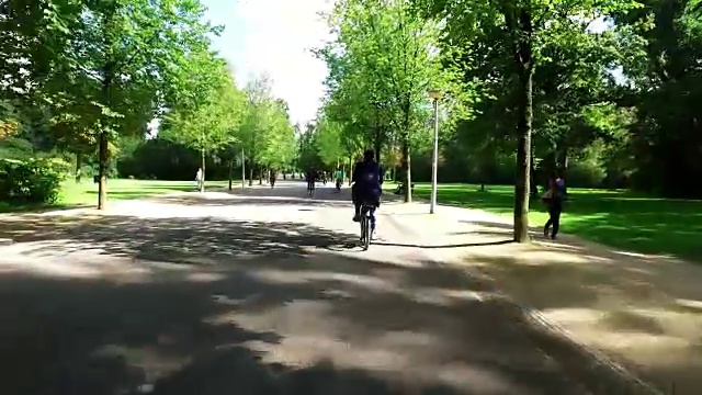在阿姆斯特丹的Vondelpark骑车视频素材