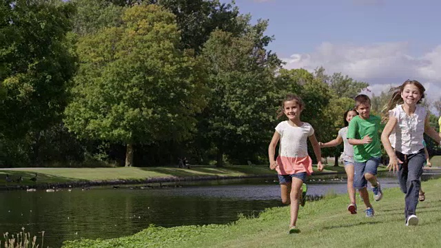 小学小朋友在河边跑步视频素材