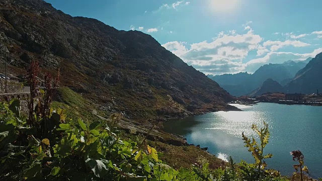 阿尔卑斯山上的一个小湖。视频素材