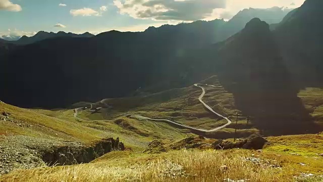 日落时阿尔卑斯山上蜿蜒的道路。视频素材