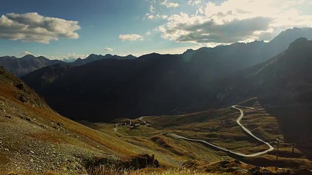 日落时阿尔卑斯山上蜿蜒的道路。视频素材