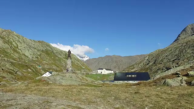 高山山口上的小屋。视频素材