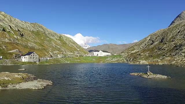 阿尔卑斯山上的一个小湖。视频素材