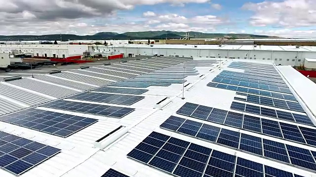 工厂屋顶上的太阳能电池板视频下载
