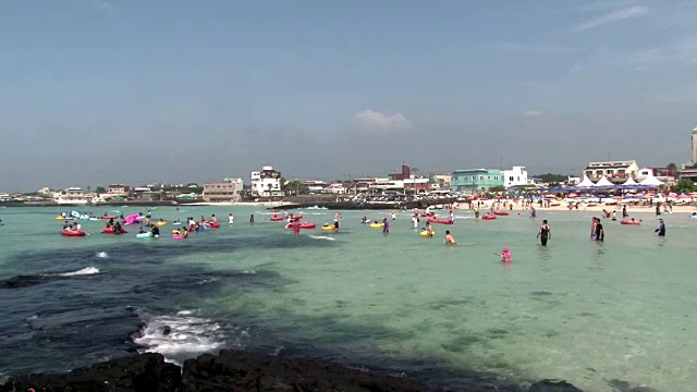 人们在海普宰海滩(热门旅游目的地)度假的照片视频下载