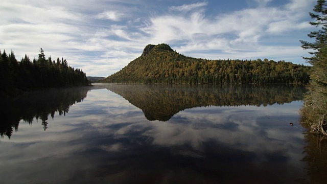 鸟瞰图的湖在森林自然，魁北克，加拿大视频素材