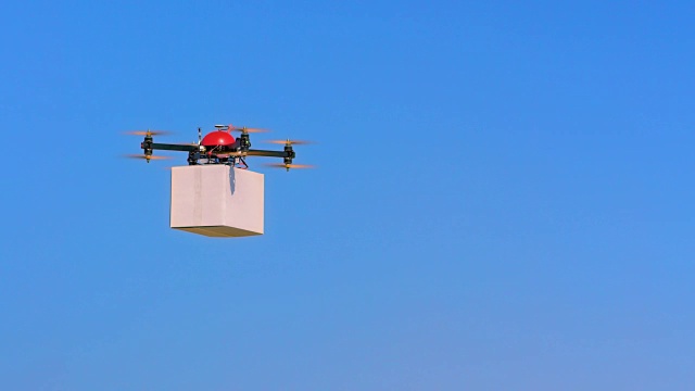 SLO MO无人机运送纸箱包装视频素材