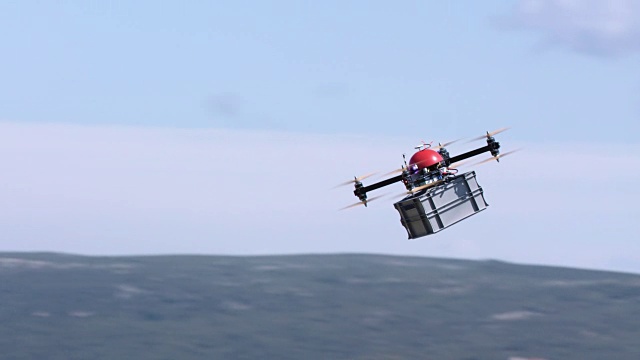 无人机载着包裹飞过天空视频素材