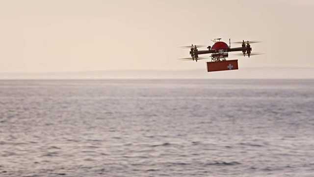 SLO MO无人机在海上运送急救箱视频素材