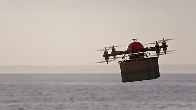 SLO MO无人机在日落时运送塑料盒子视频素材