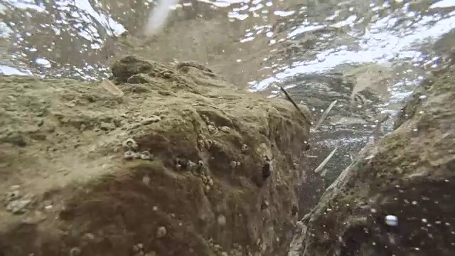 岩石在水里。慢动作视频素材