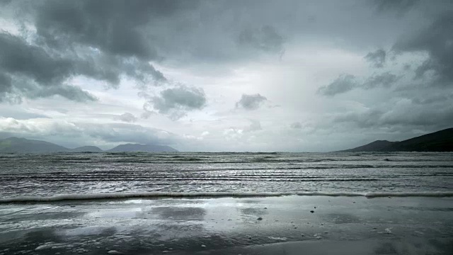 在丁格尔半岛的英寸海滩在恶劣天气视频下载