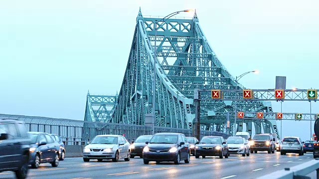 黎明时分，蒙特利尔雅克-卡地亚大桥上的车流视频下载