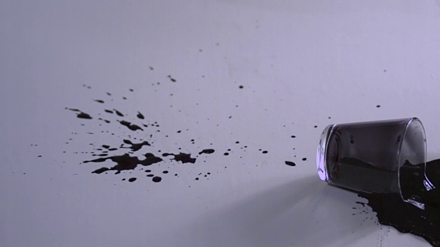 这是一个装满黑色墨水的玻璃杯掉落的镜头视频素材