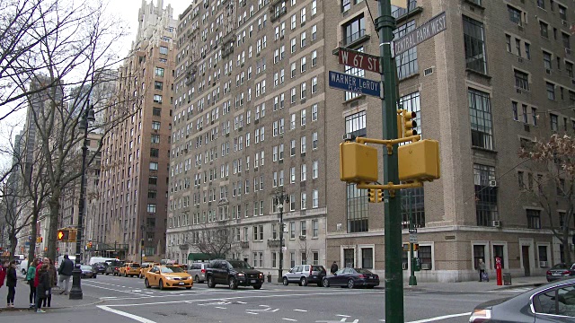 行人和车辆交通，曼哈顿西区，高层公寓楼视频下载