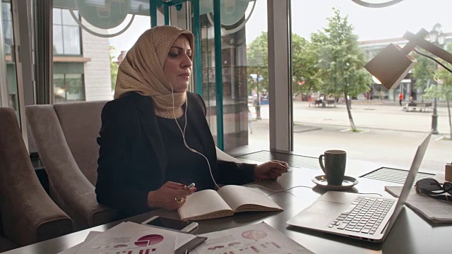 中东女商人在咖啡馆里打视频电话视频素材