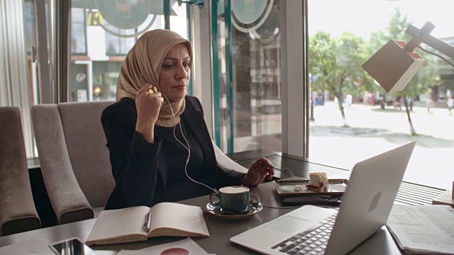 中东女商人在咖啡馆里开视频会议视频素材