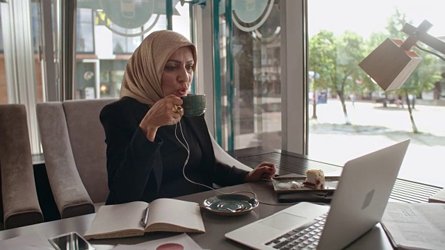 中东女商人在咖啡馆视频会议视频素材