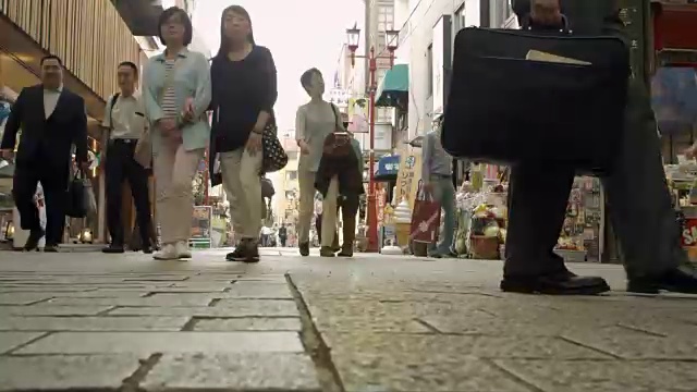 街头朋友购物，人行道市场，日本。视频素材