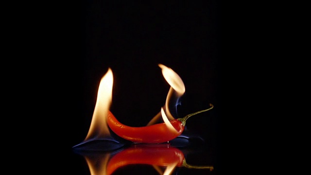 燃烧的辣椒在火视频素材