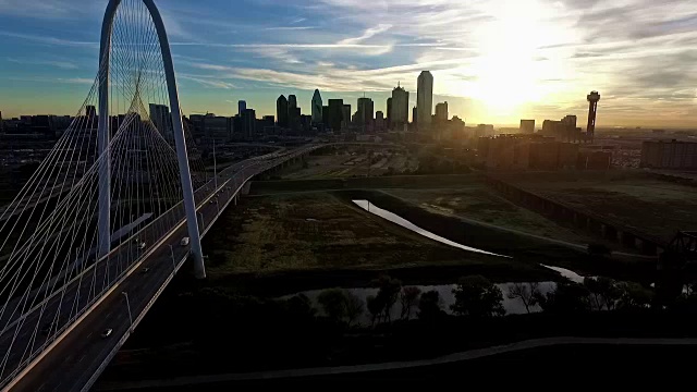 倒车观看整个达拉斯德克萨斯天际线城市景观和玛格丽特亨特山桥视频下载