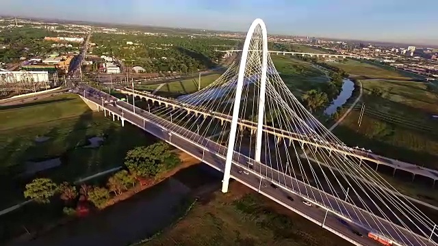 玛格丽特亨特山桥横跨三一河在德克萨斯州达拉斯在日出视频下载